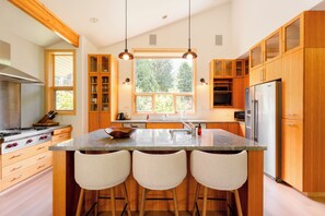 ثلاجة، ميكروويف، فرن، موقد طهي مسطح