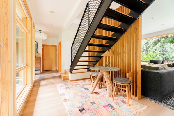 المنشأة من الداخل