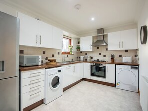 Fridge, microwave, oven, toaster - Forres View by Interhome (Forres)