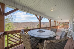 Outdoor dining - Beautiful mountain views for a fun, relaxing getaway! (Seven Devils)