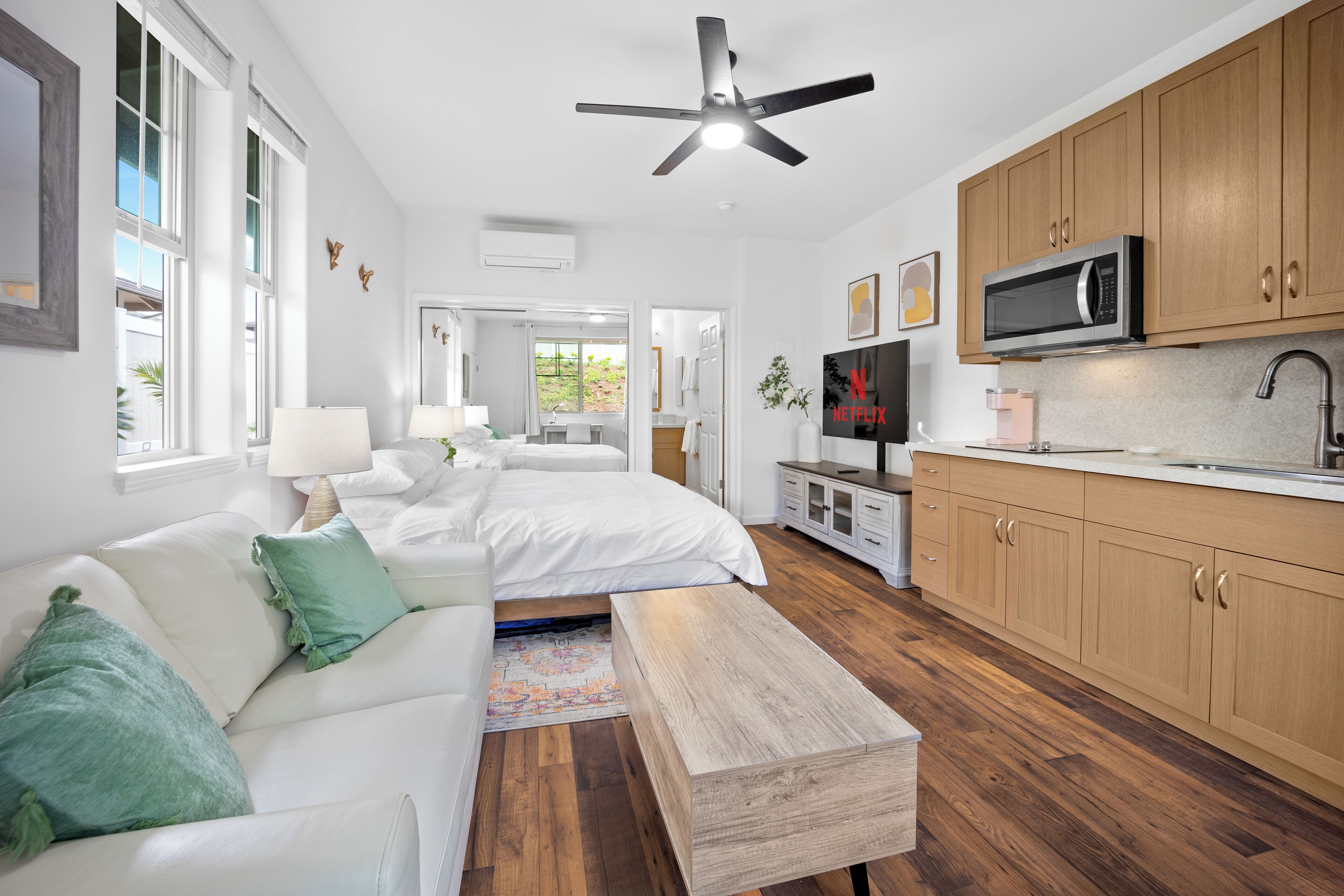 Tabla de planchar con plancha, wifi y ropa de cama 