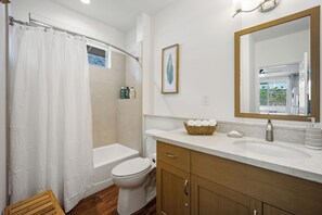 Un baño con bañera, inodoro y lavabo.