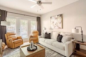 Smart-tv, een tafeltennistafel, boeken en een computerscherm