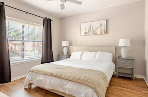 3 slaapkamers, een bureau, een strijkplank/strijkijzer, gratis wifi