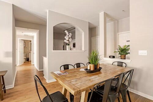 3-bedroom Modern apartment in downtown Bricktown with 24/7 gym and pool