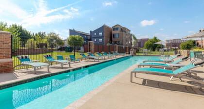 3-bedroom Modern apartment in downtown Bricktown with 24/7 gym and pool