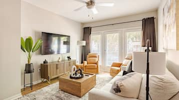 Smart TV, ping pong, books, computer monitors