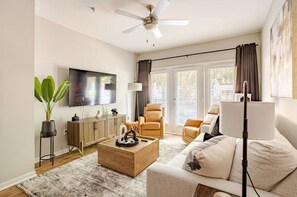 Smart TV, mesa de pingue-pongue, livros, monitores de computador