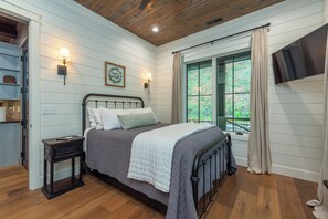 3 bedrooms, desk, WiFi, bed sheets