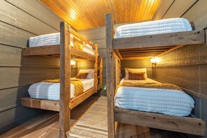 3 bedrooms, desk, WiFi, bed sheets