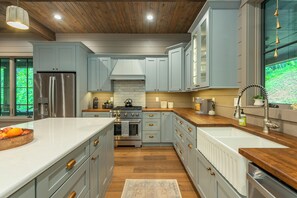 冷蔵庫、電子レンジ、オーブン、コンロ