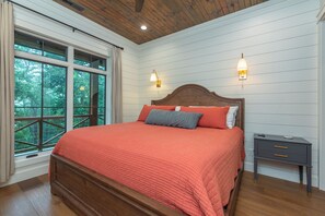 3 bedrooms, desk, WiFi, bed sheets