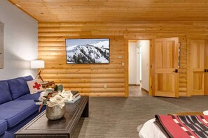 Smart TV, chimenea y oficina 