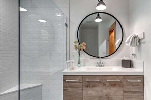 Douche, séchoir à cheveux, shampooing