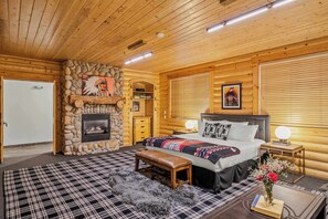 4 bedrooms, iron/ironing board, WiFi (free), bed sheets