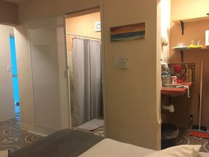 1 habitación, wifi y ropa de cama