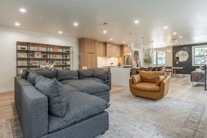 Smart TV, fireplace - New Luxury 4BR /3BA Obsidian Reserve #126 – Private Hot Tub & Sauna, 2-Car Garage, gr8 Views! (Mammoth Lakes)