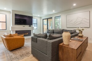 Smart TV, fireplace - New Luxury 4BR /3BA Obsidian Reserve #126 – Private Hot Tub & Sauna, 2-Car Garage, gr8 Views! (Mammoth Lakes)
