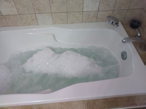 Douche, baignoire à jets, sèche-cheveux, serviettes fournies