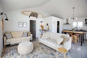 Living area - Sea Salt Sun Beach House (Bicheno)