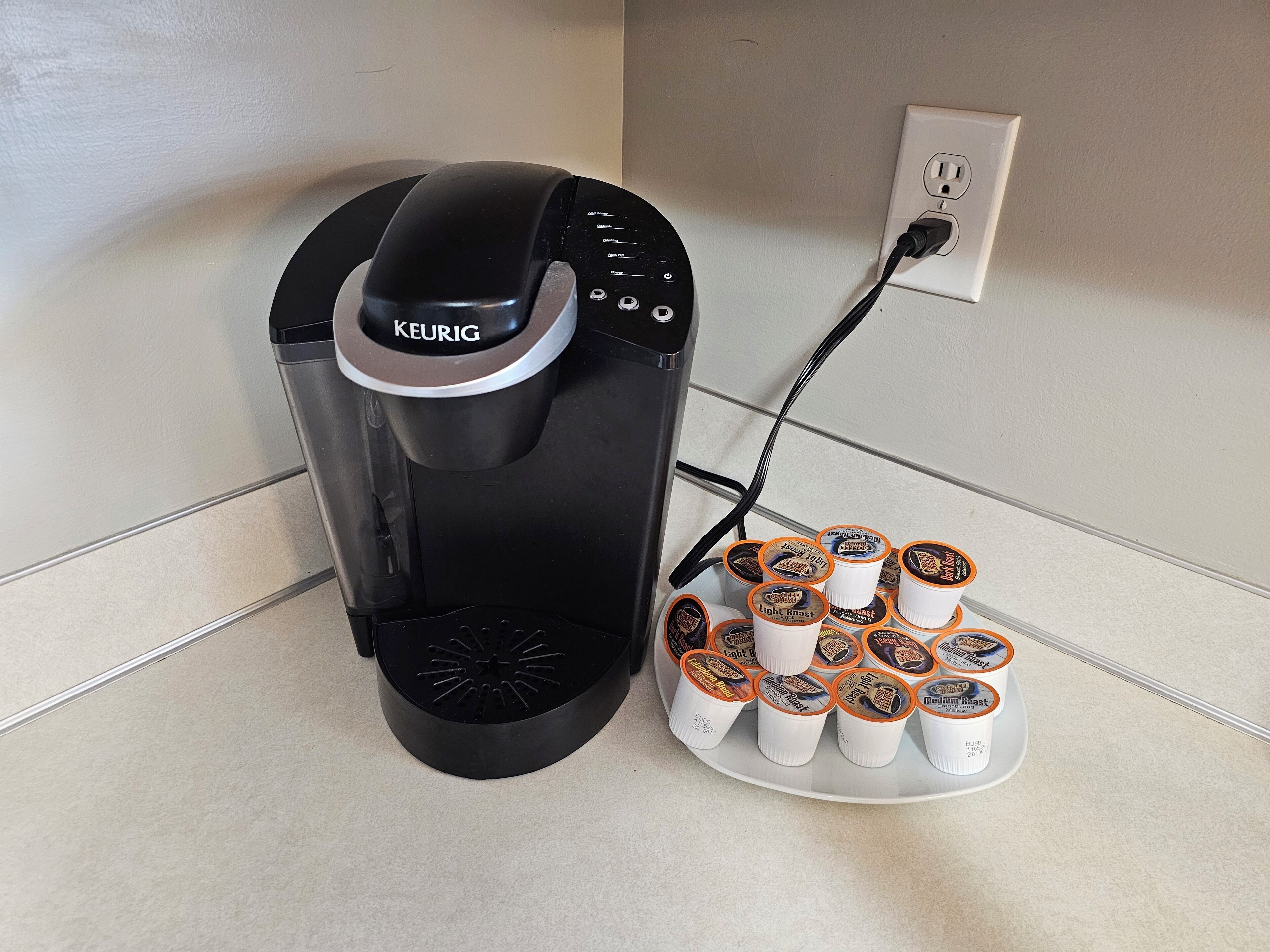 Una cafetera Keurig con un plato de cápsulas de café.