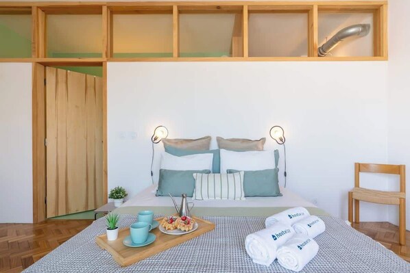 1 habitación, tabla de planchar con plancha y cuna de viaje 