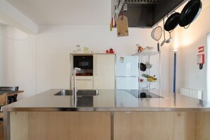 Refrigerador, microondas, parrilla de estufa y cafetera y tetera 