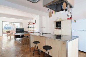 Geladeira, micro-ondas, cooktop, cafeteira/chaleira