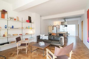 Smart TV - Stylish Flat w/ Terrace & Views by HostWise (Porto)