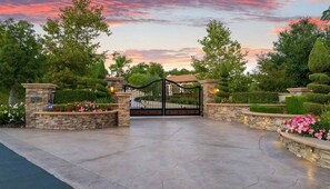 Property grounds - Luxury Estate with Private Pool, close to Temecula Wine Country and Trails (Murrieta)