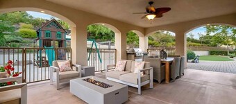 Luxury Estate with Private Pool, close to Temecula Wine Country and Trails