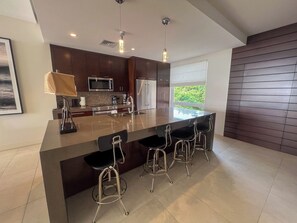 Full kitchen