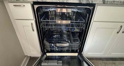 2BR 3 Queen Kitchen Safe & Quiet 10 min from DWNTN smart’s tv wifi AC