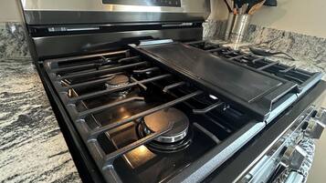 Mikrovågsugn, ugn, spishäll och diskmaskin