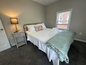 2 chambres, fer et planche à repasser, Wi-Fi, draps fournis