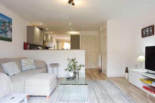 Solent Stay – 3-Bed Townhouse in Lee-on-the-Solent | Ideal for Work or Family Trips