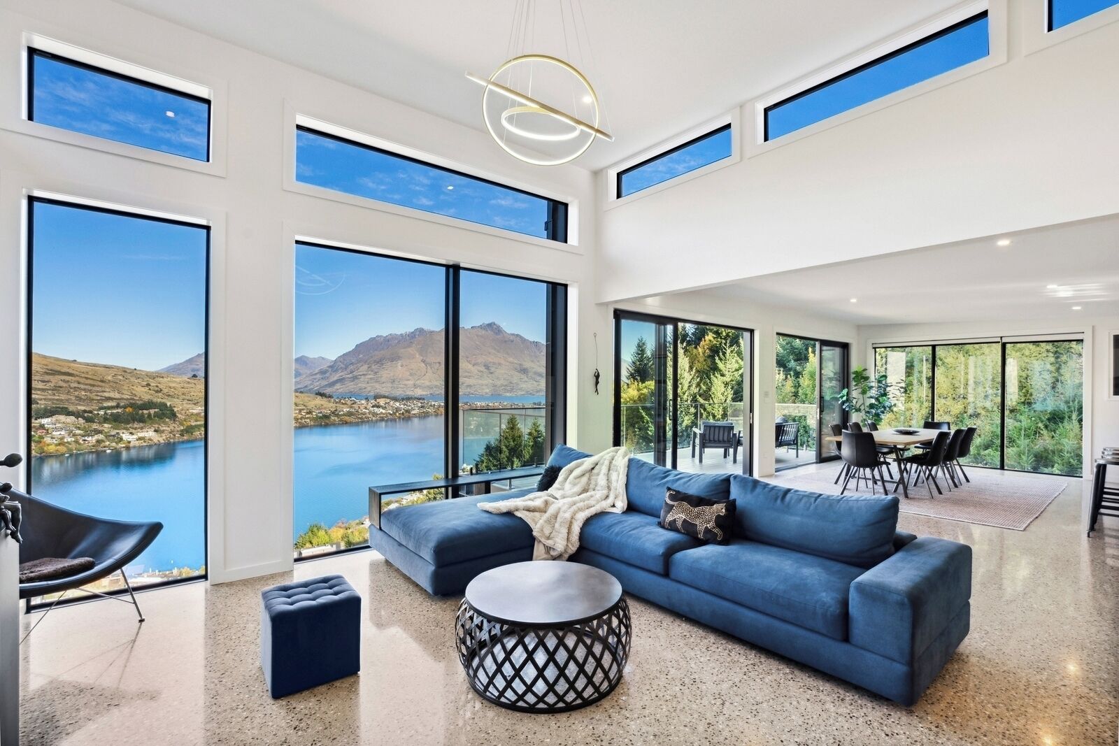 Televisie en een open haard