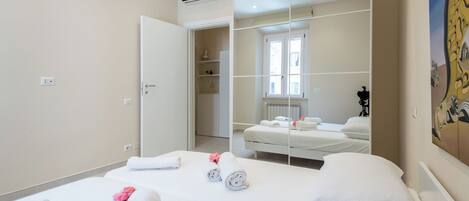 2 chambres, coffres-forts dans les chambres, bureau