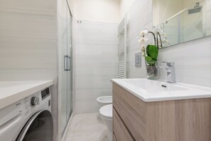Amenidades de baño ecológicas, secadora de cabello, bidet, toallas 