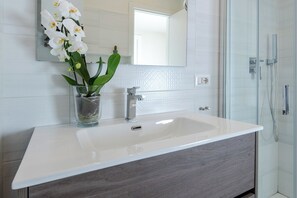 Amenidades de baño ecológicas, secadora de cabello, bidet, toallas 