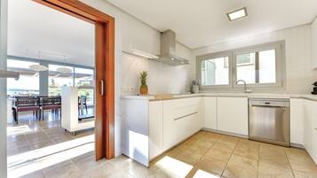 Kühlschrank, Mikrowelle, Ofen, Geschirrspüler