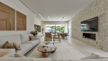 Een smart-tv en een open haard