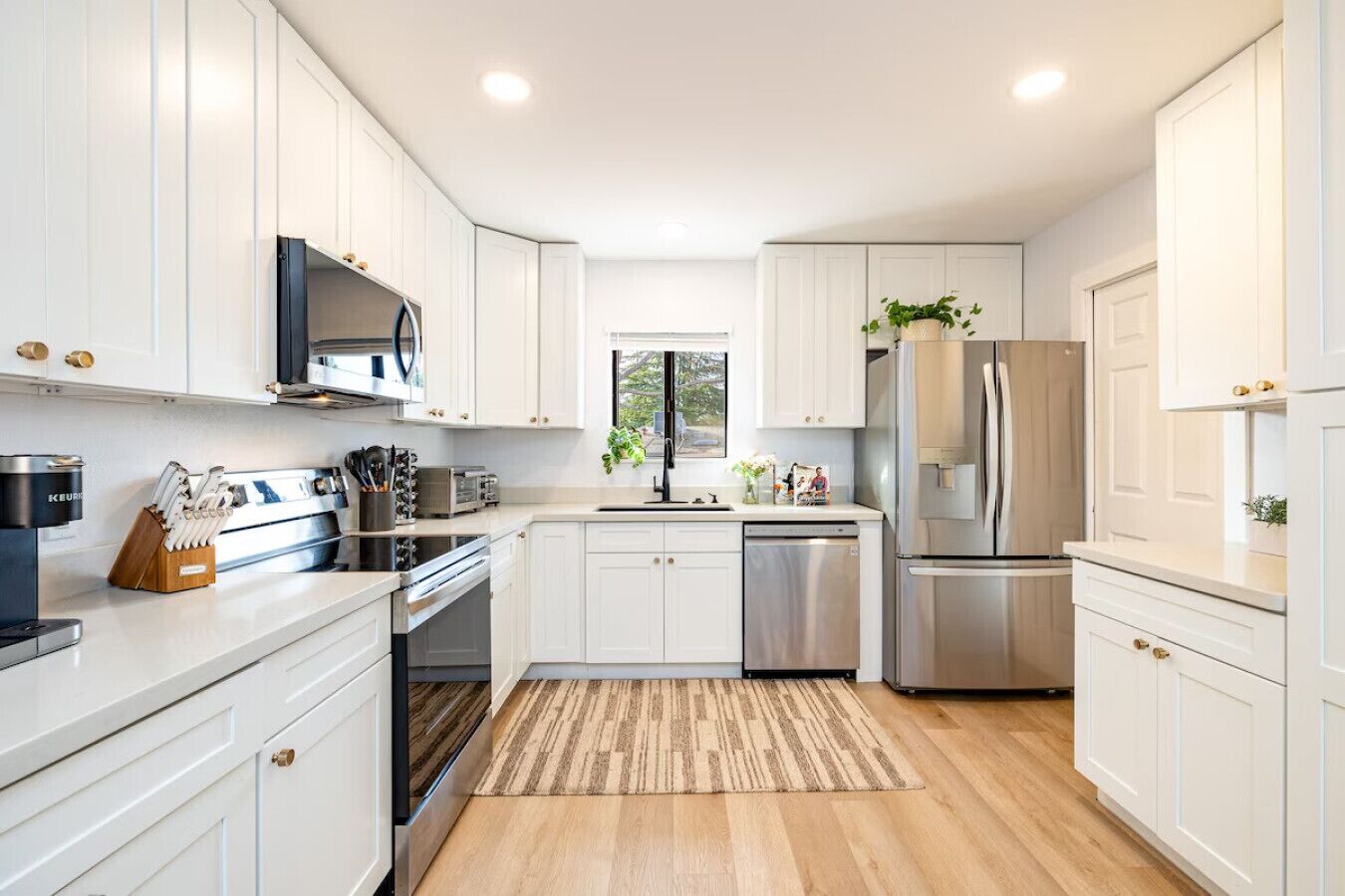 Coffee/tea maker, fridge, microwave, oven