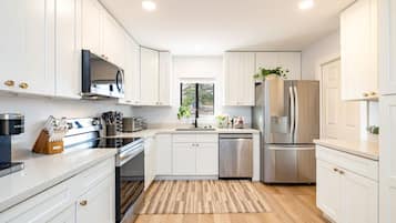 Coffee/tea maker, fridge, microwave, oven