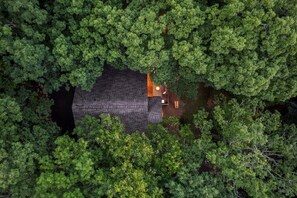 Una casa rodeada de un bosque frondoso.