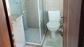 Ducha, secador de pelo, toallas y papel higiénico