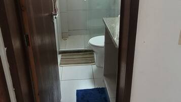 Ducha, secador de pelo, toallas y papel higiénico