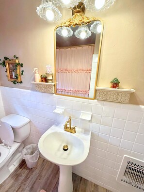 Séchoir à cheveux, serviettes fournies