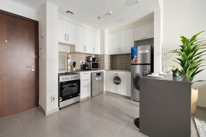 Køleskab, mikrobølgeovn, ovn, kogeplade