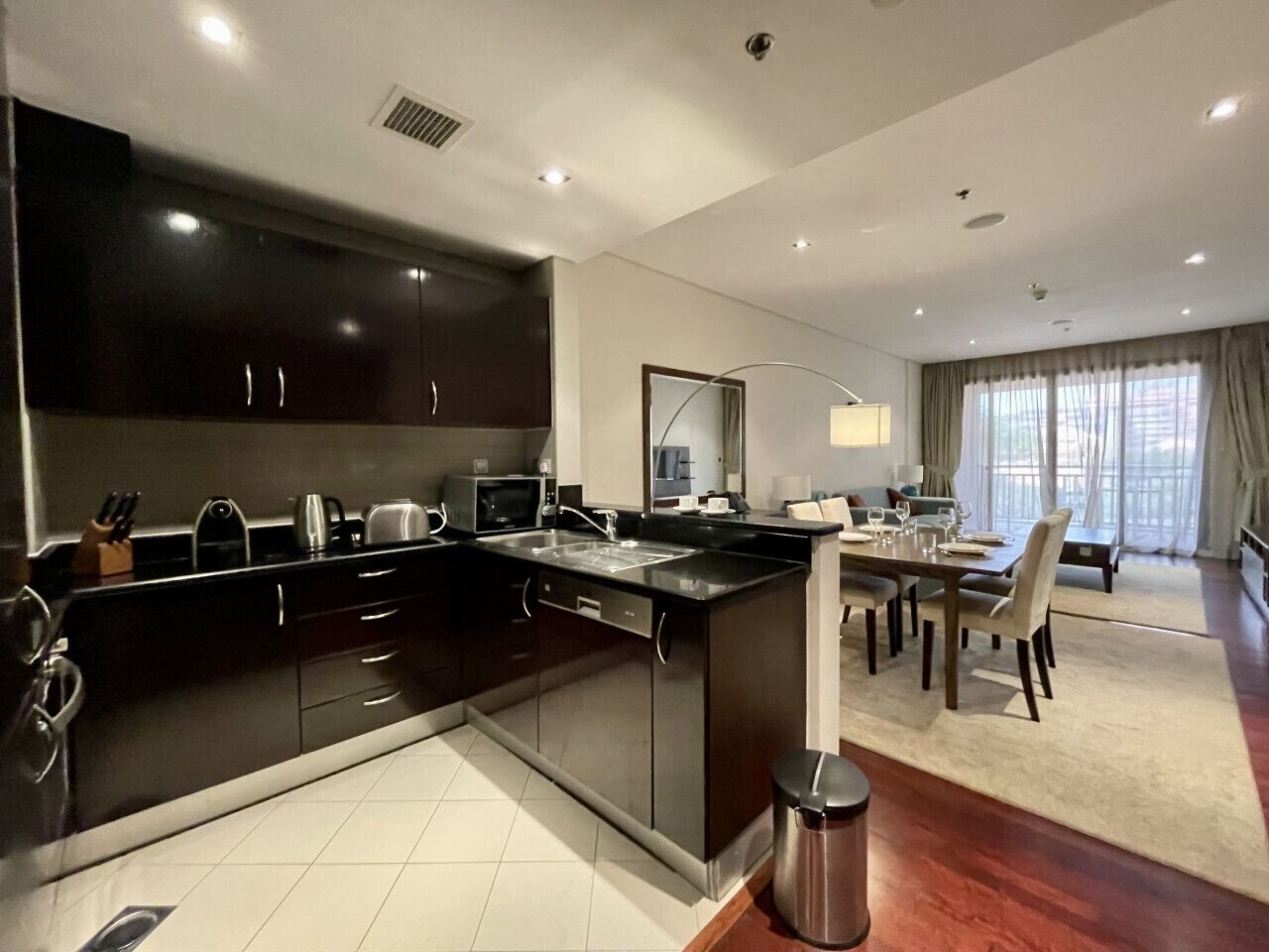 Een koelkast, een magnetron, een kookplaat, een vaatwasser